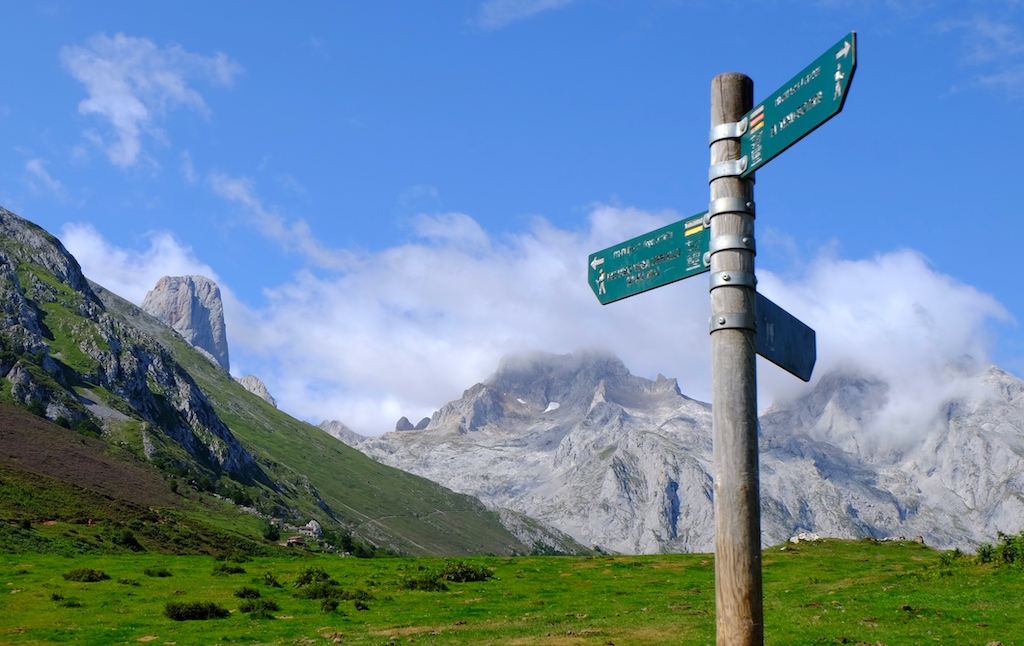 El Collado de Pandébano en los Picos de Europa con el Picu Urriellu al fondo, en la parte izquierda.