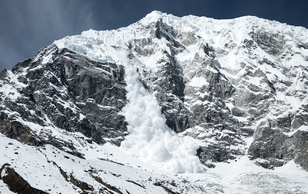 Alud de nieve polvo en las montañas del Himalaya, en Nepal.