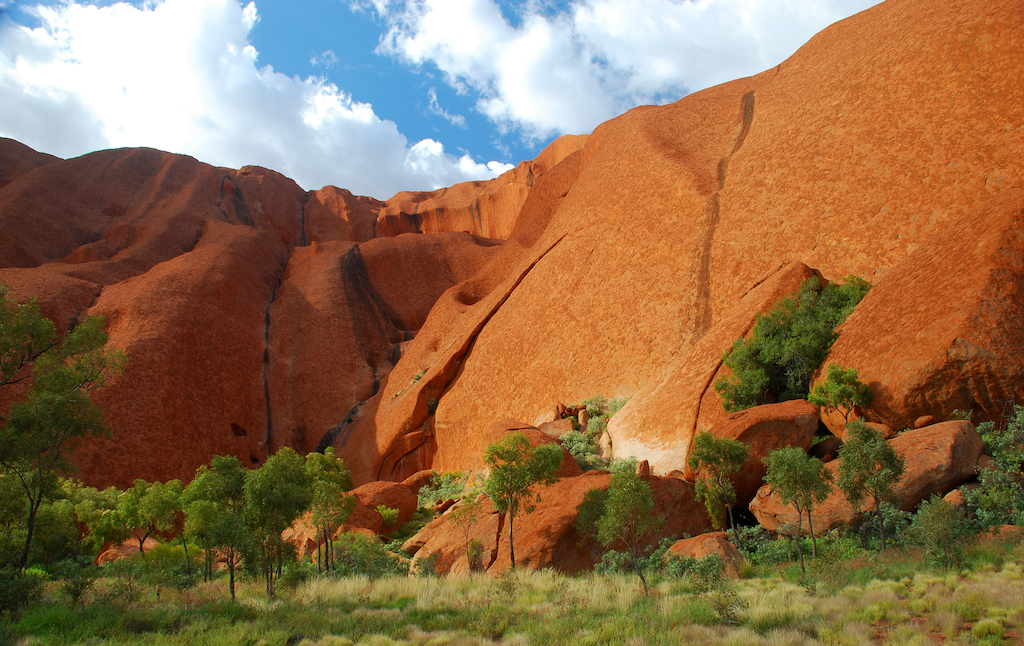 El monte Uluru, también llamado Ayers Rock, en el Parque Nacional Uluru Kata Tjuta, ubicado en el Centro Rojo de Australia.
